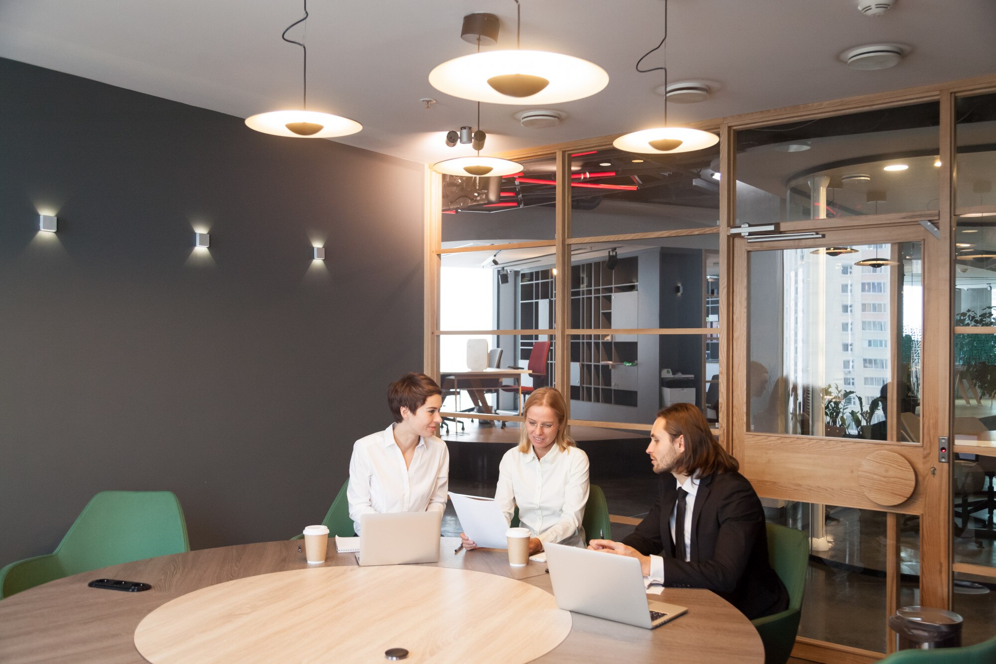 Espacio de oficina con iluminación balanceada